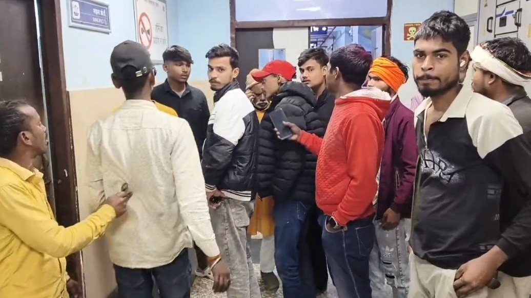 अस्पताल के बाहर जुटी ऑटो चालक के परिजनों-रिश्तेदारों की भीड़. (Photo: Screengrab) 