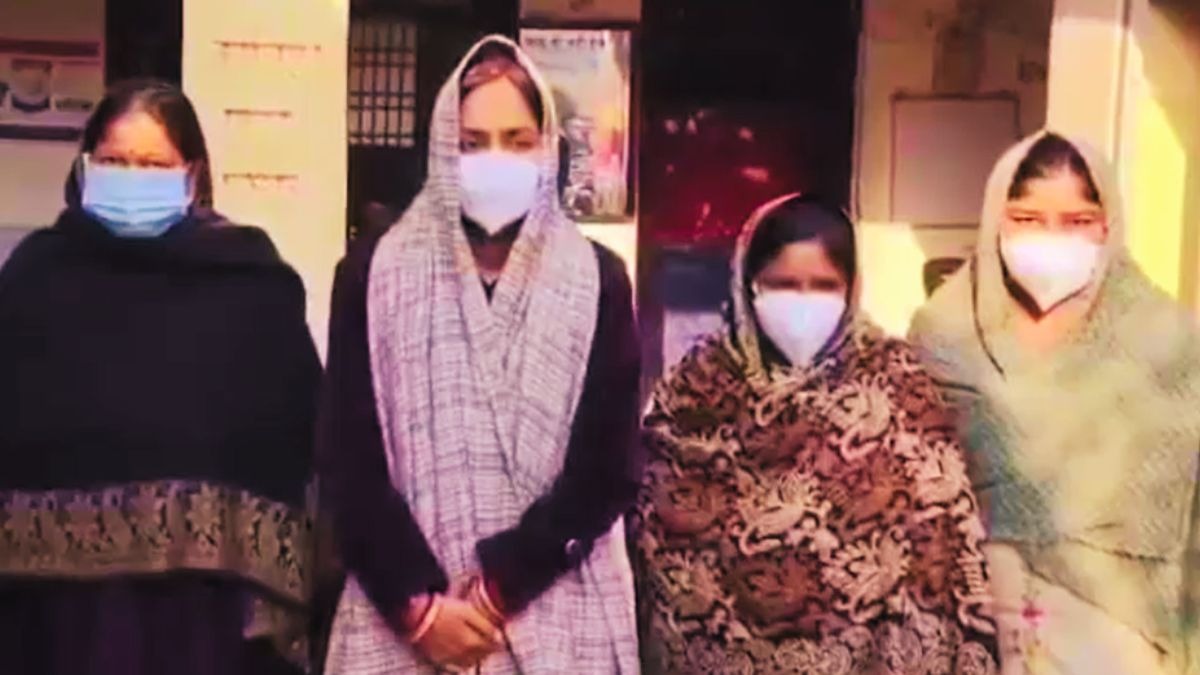 पुलिस ने आरोपियों को किया अरेस्ट, एक महिला पर लड़की का माइंड वॉश करने का आरोप. (Photo: Screengrab)