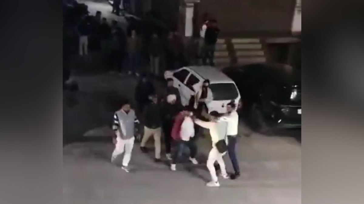 एक ही पत्नी पर दावा, सड़क पर भिड़े दोनों युवक. (Photo: Screengrab)