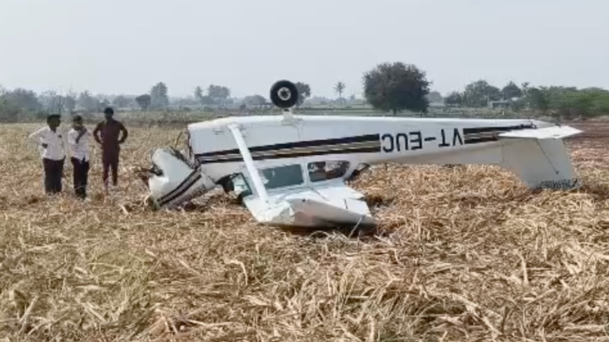 विजयापुर में क्रैश हुआ रेड बर्ड एविएशन का ट्रेनिंग विमान (Photo: ITG/ Sagay Raj)