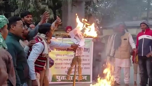 पटना पुलिस की कार्रवाई से भड़के समर्थक.(Photo: Screengrab)