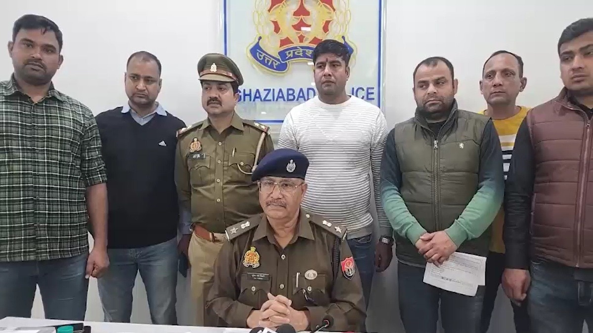 पुलिस गिरफ्तार में नकली दवा कारोबार से जुड़े आरोपी. (Photo: Screengrab)
