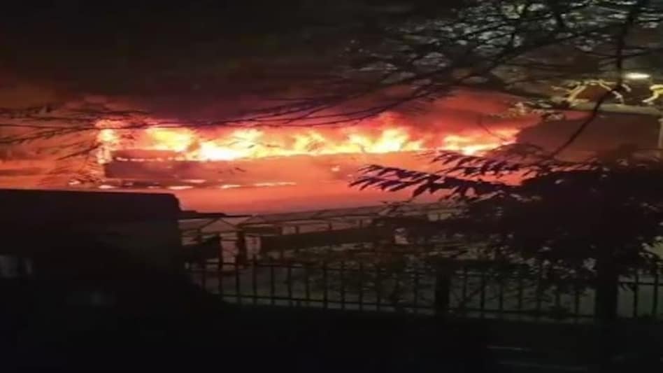 विकासपुरी में बस में लगी भीषण आग, हेल्पर की जलकर मौत विकासपुरी में बस में लगी भीषण आग, हेल्पर की जलकर मौत