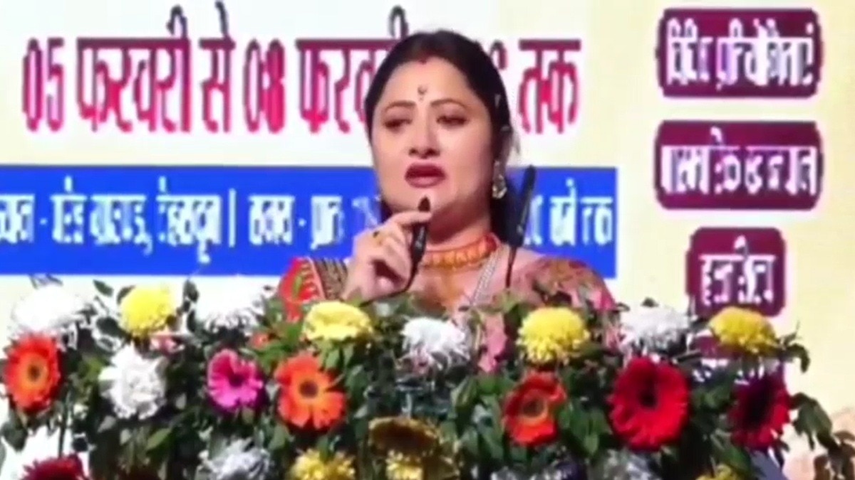 देहरादून में एक कार्यक्रम को संबोधित करतीं CM धामी की पत्नी. (Photo: Screengrab)