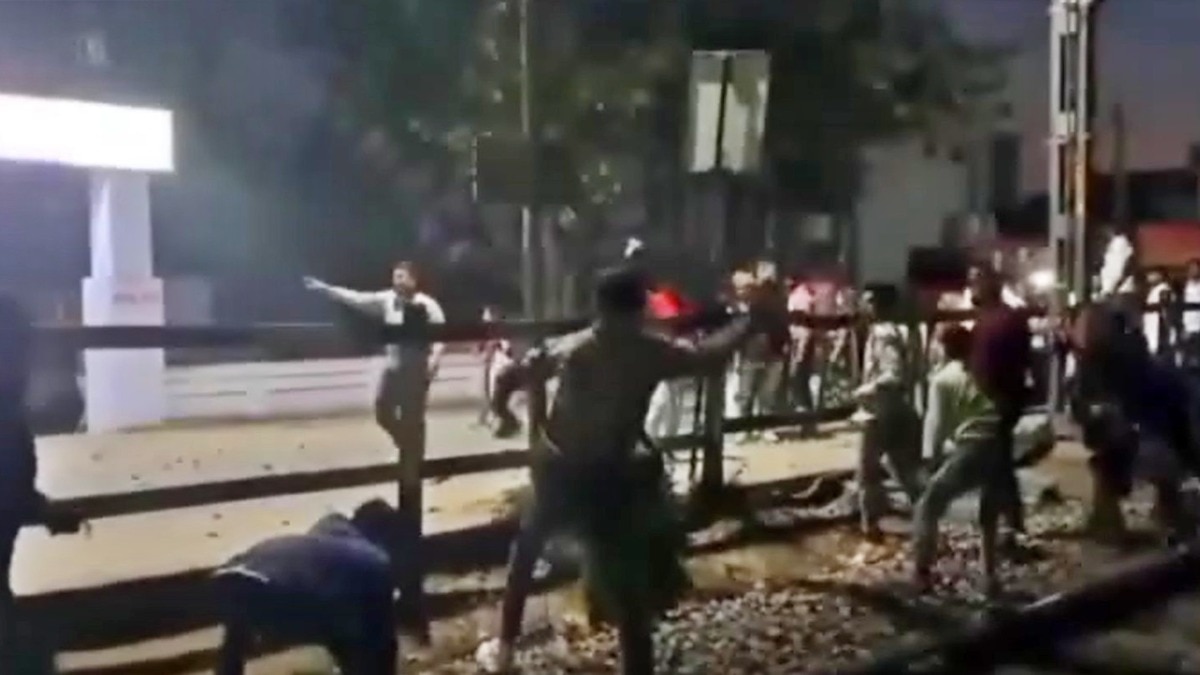 पुलिस स्टेशन पर पथराव करते लोग (Photo: Screengrab)