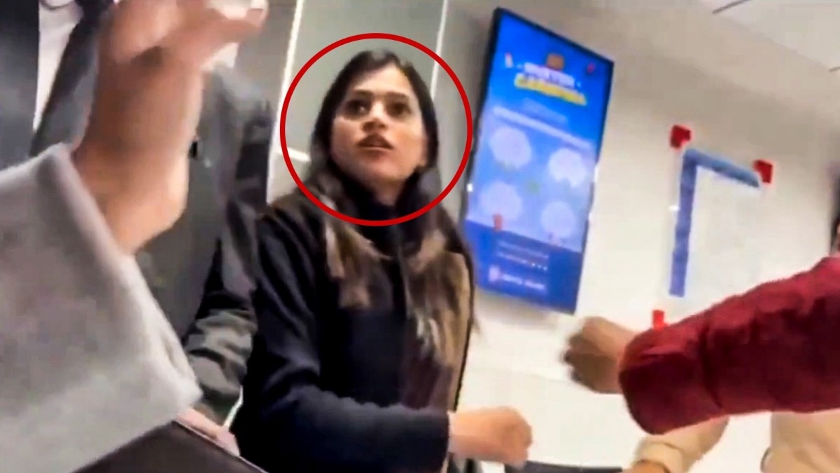 कानपुर में नोंकझोंक करती बैंक की महिला कर्मचारी (Photo: Screengrab)