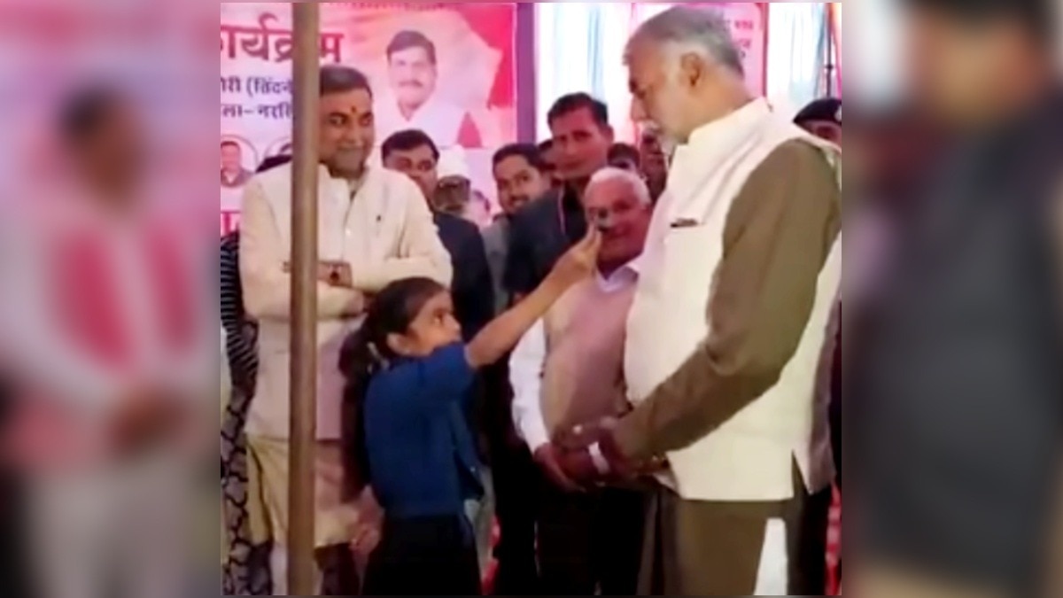 नन्ही छवि ने मंच पर लिया प्रहलाद पटेल का इंटरव्यू.(Photo:Screengrab)