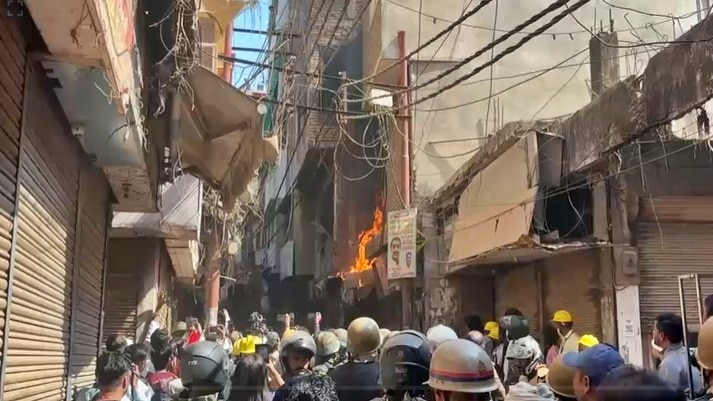 वाराणसी के दालमंडी में बुलडोजर एक्शन (Photo: Screengrab)