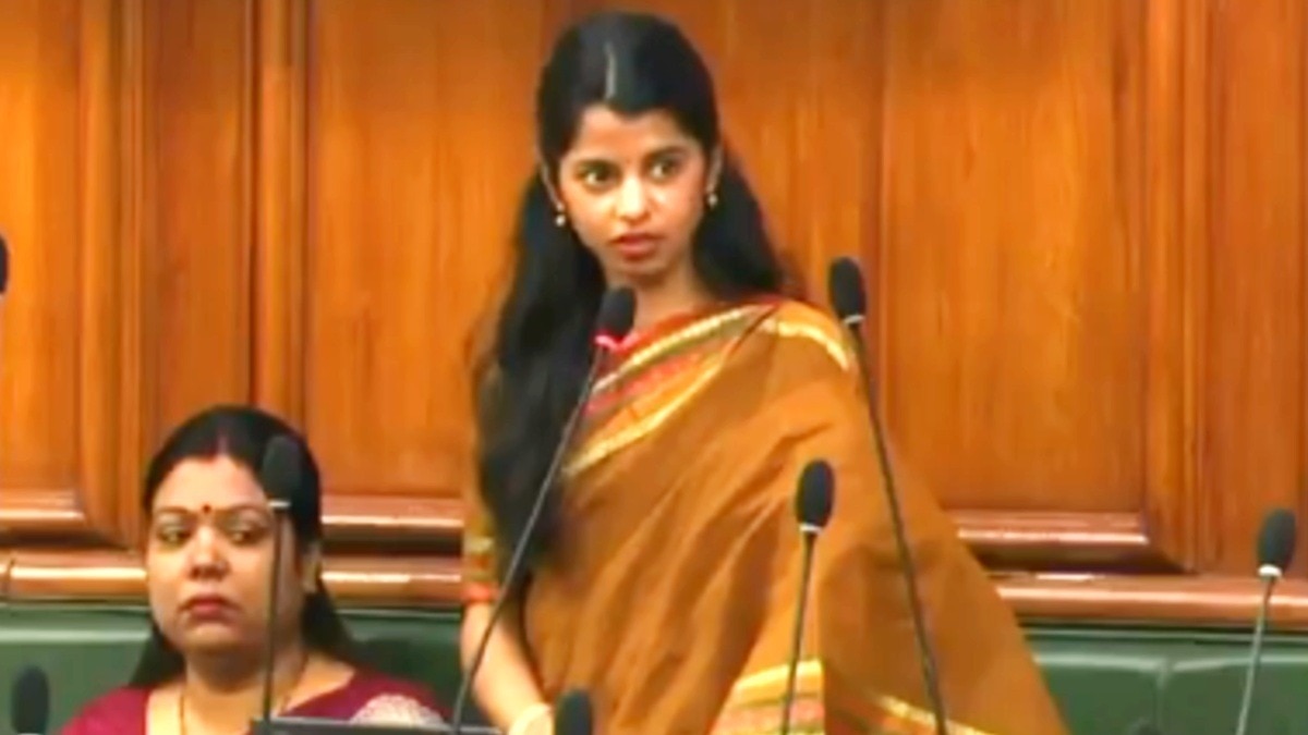 अलीनगर और घनश्यामपुर अस्पताल के लिए मैथिली ठाकुर ने मांगी MBBS डॉक्टरों की तैनाती.(Photo:Screengrab)