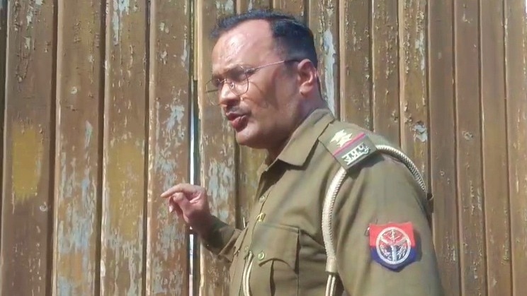 लैंबोर्गिनी एक्सीडेंट केस के आरोपी शिवम मिश्रा के घर पहुंची पुलिस (Photo: Screengrab)