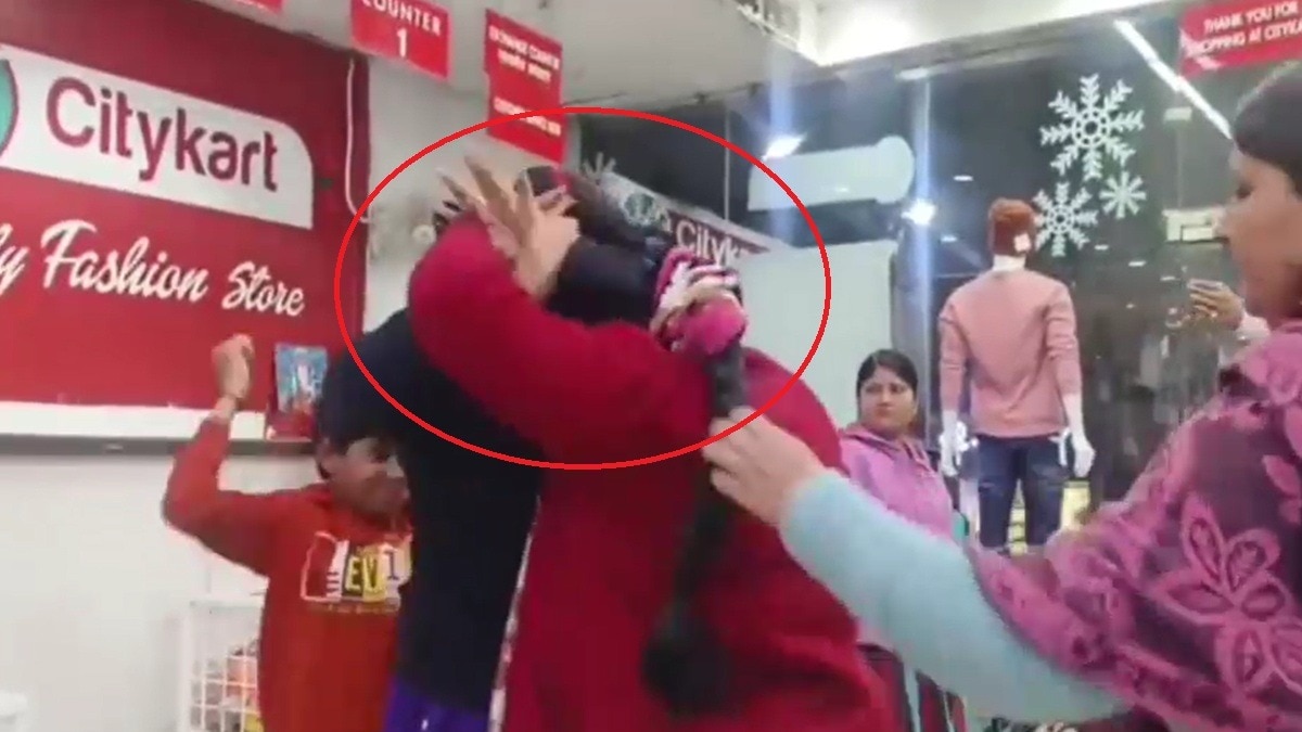 मॉल में प्रेमिका से भिड़ी पत्नी. (Photo: Screengrab)