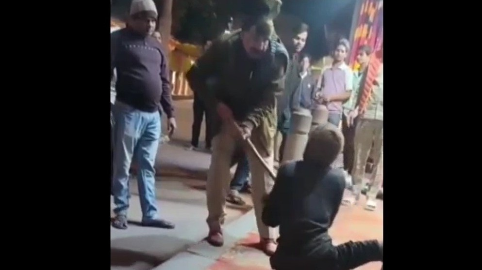 दारोगा ने दिव्यांग को पीटा. (Photo: Screengrab)