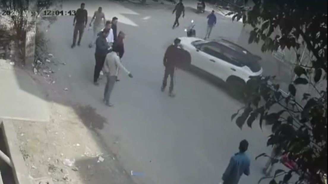 दिल्ली में बीच सड़क व्यापारी की हत्या. (Photo: Screengrab)