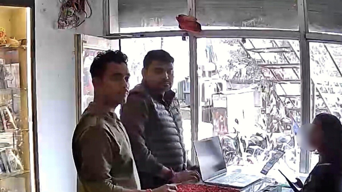 Policeman caught on camera stealing mobile phone from shop (Photo- Screengrab)