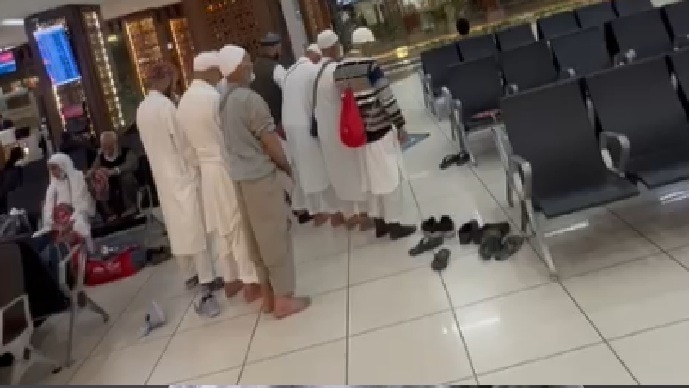 एयरपोर्ट के अंदर खुले में नमाज पढ़ी गई (Photo: Screengrab)