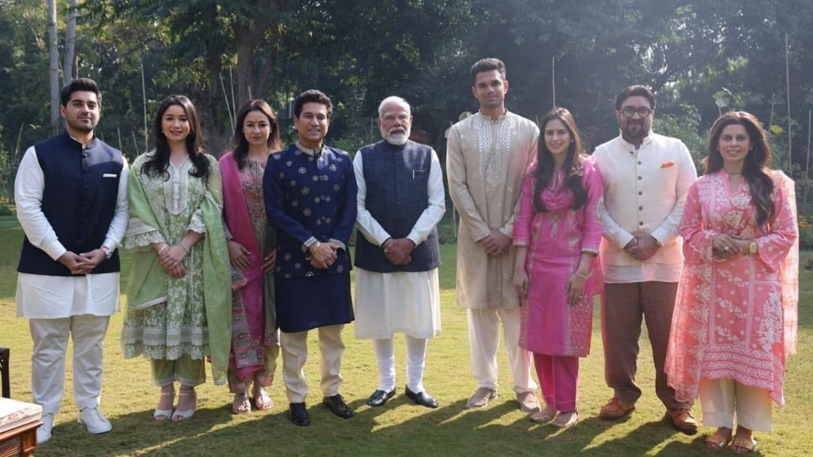 सचिन तेंदुलकर ने परिवार के साथ दिल्ली में पीएम नरेंद्र मोदी से मुलाकात की. (Photo: X/@sachin_rt)