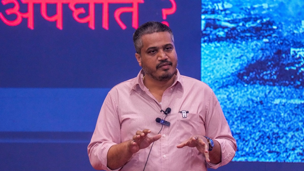 अजित पवार प्लेन हादसे पर रोहित पवार ने कई सवाल खड़े किए हैं. (File Photo: PTI)