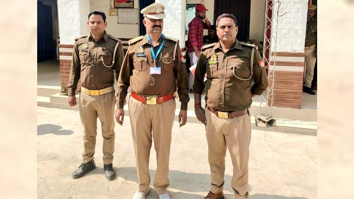 Gorakhpur police arrested a fake inspector (Photo- ITG)