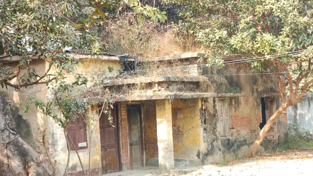 सरकार ने कहा भवन की रिपेयरिंग की जरूरत है..जबकि ग्राउंड पर तस्वीर मरम्मत से ज्यादा ढहाव की दिखी.