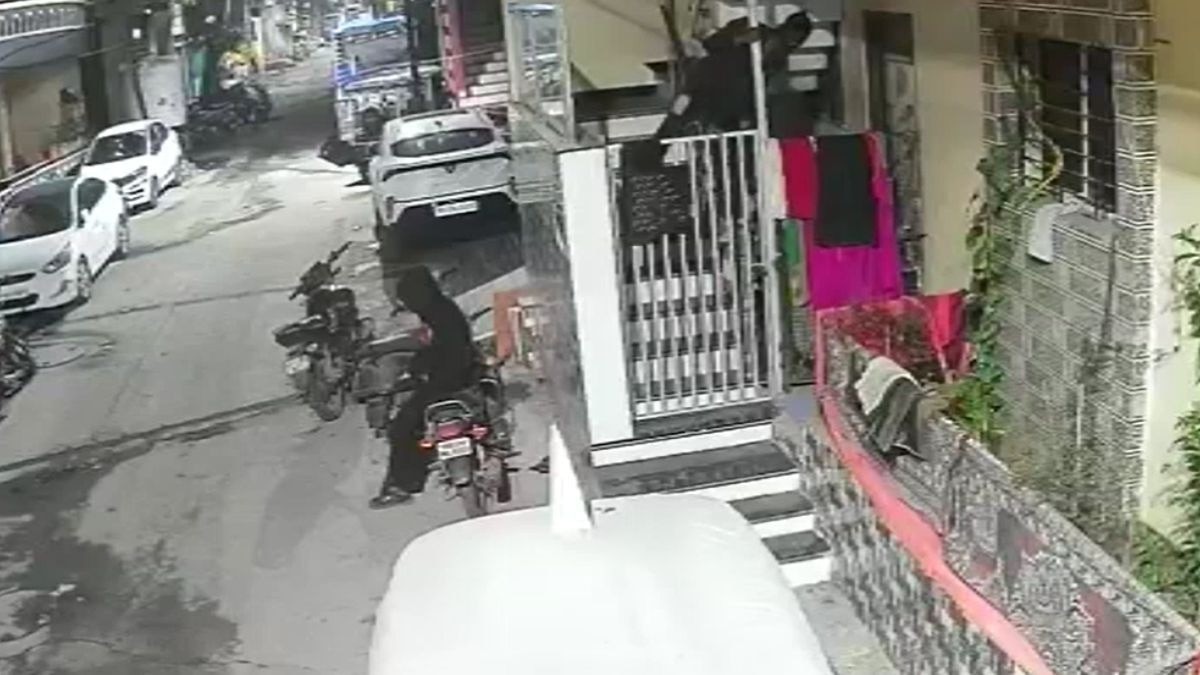 सीसीटीवी में दिखे चोर. (Photo: Screengrab) 