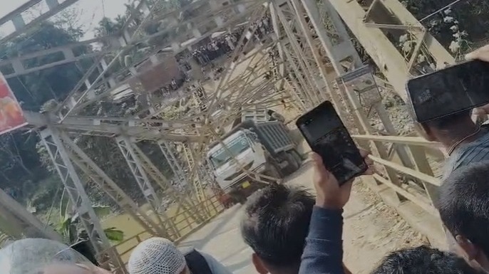 असम में सिंगला नदी पर ढहा पुल. (photo: ITG)