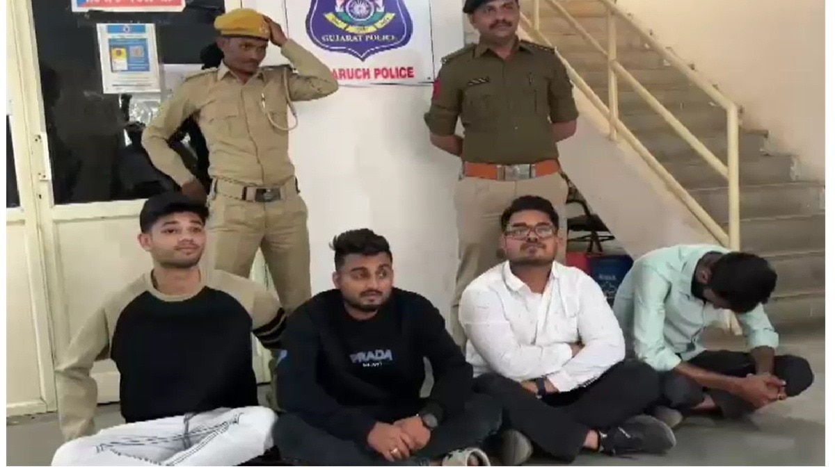 दूल्हा दोस्तों के साथ गिरफ्तार (Photo: Screengrab)