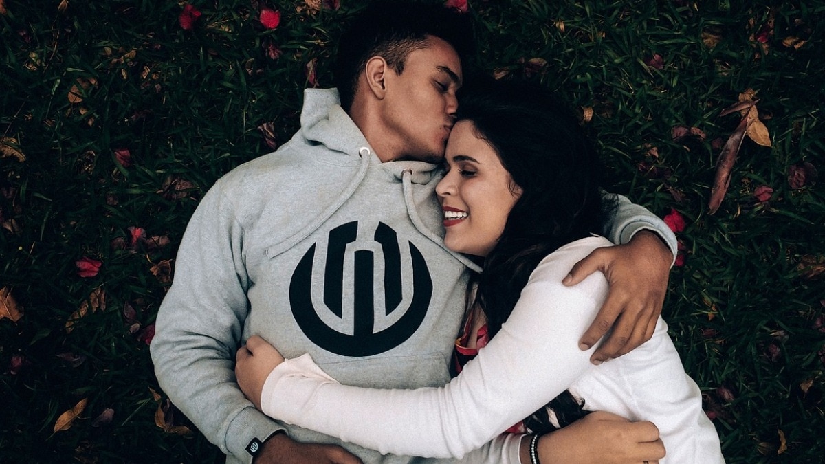 हग डे पर ये खास मैसेज शेयर करें. (Photo: Pixabay)