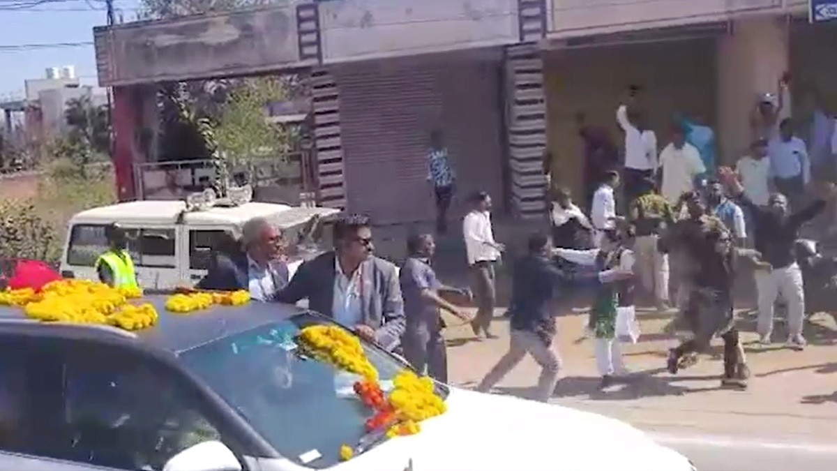 CM के काफिले को काले झंडे दिखाने पर बवाल.(Photo:Screengrab)