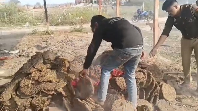 पुलिस ने शव कब्जे में लिया.(Photo: Nitin Updhayay/ITG)