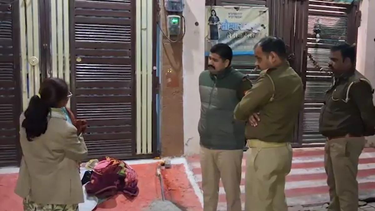 ससुराल के बाहर धरने पर बैठी बहू. (Photo: Screengrab)