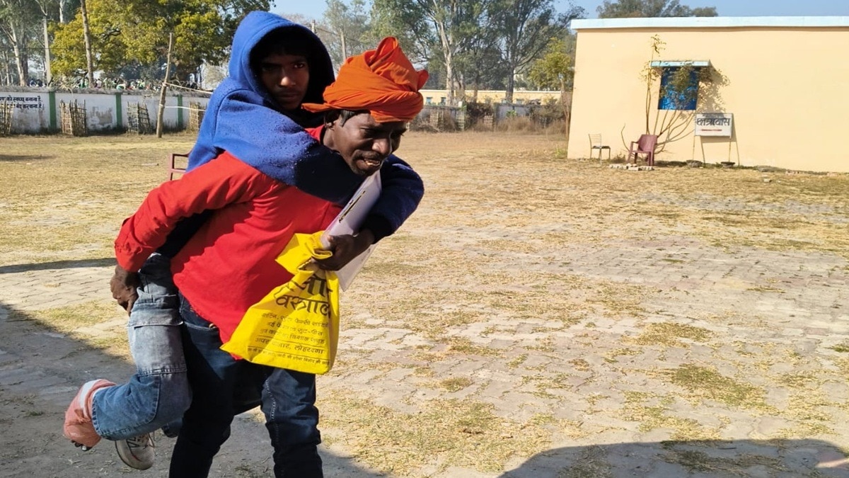 बेटे का टूटा पैर, परीक्षा दिलवाने कंधे पर लादकर दो किलोमीटर दौड़ा पिता (Photo: itg)