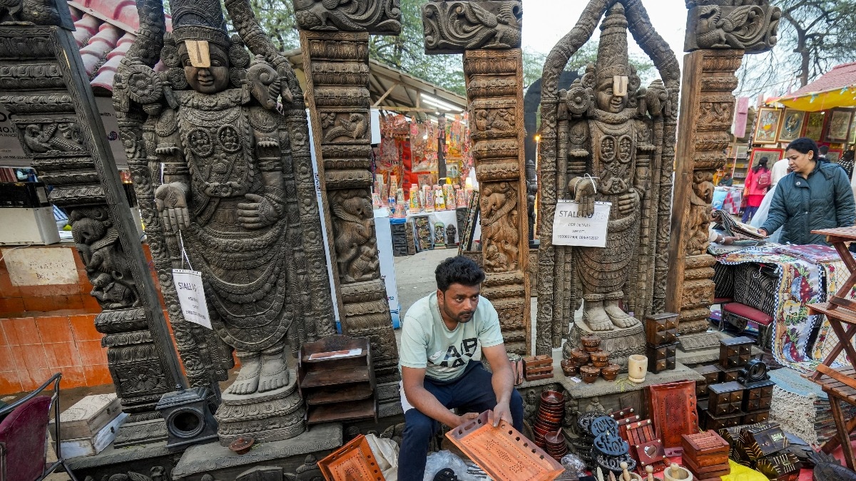 मेले के अंतिम दिनों में कई सामान कम दाम पर मिल रहा है. (Photo: PTI)