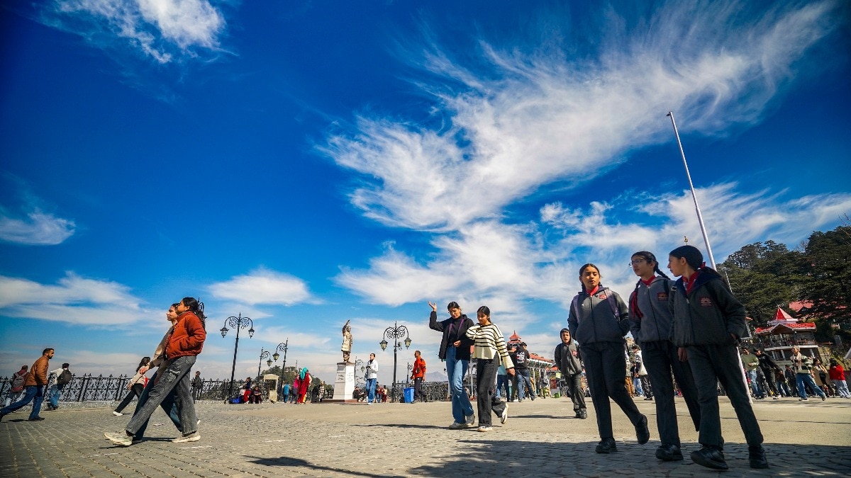हिमाचल की बर्फीली चोटियों और बादलों का लुभावना मेल (Photo: PTI)