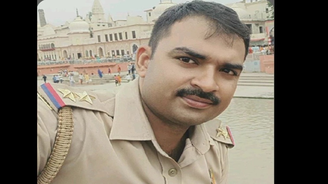 इश्कबाज दारोगा अखिलेश यादव. (Photo: Screengrab)