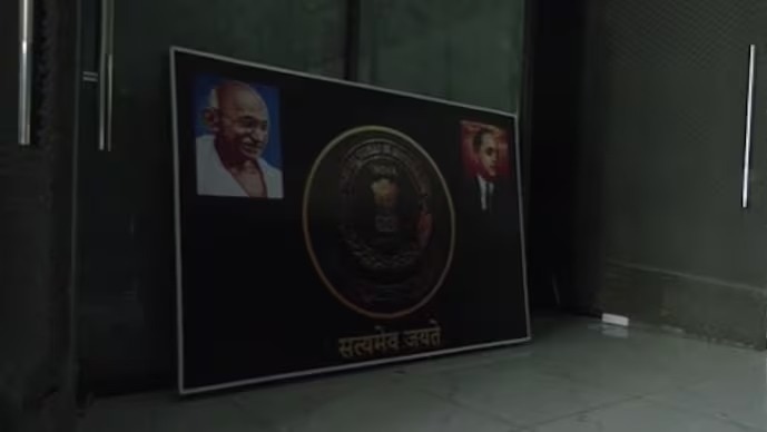 रातोरात इन सेंटरों से हजारों कर्मचारी फरार हो गए. (Photo: ITG)