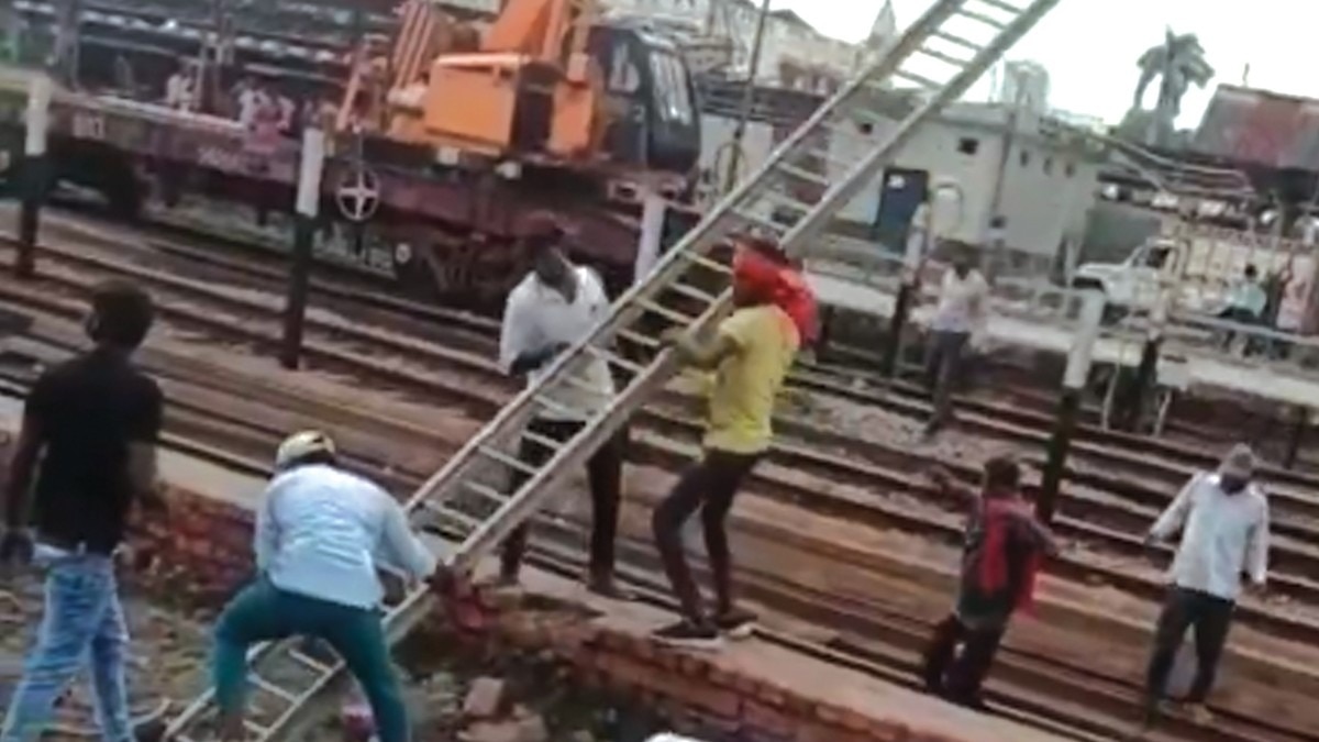Railway OHE Viral video Screengrab (@swatimbd)