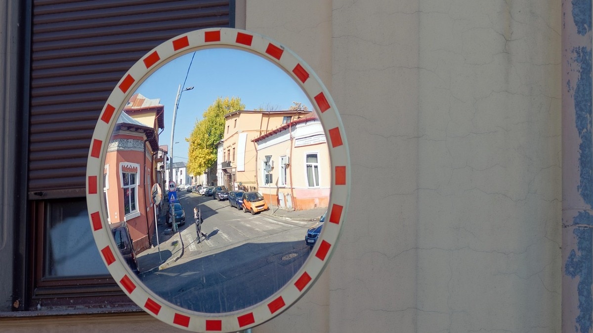 China woman traffic mirror accident