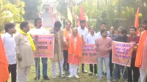 मंदिर में लट्ठ पूजन कर विरोध का ऐलान किया.(Photo: Screengrab)