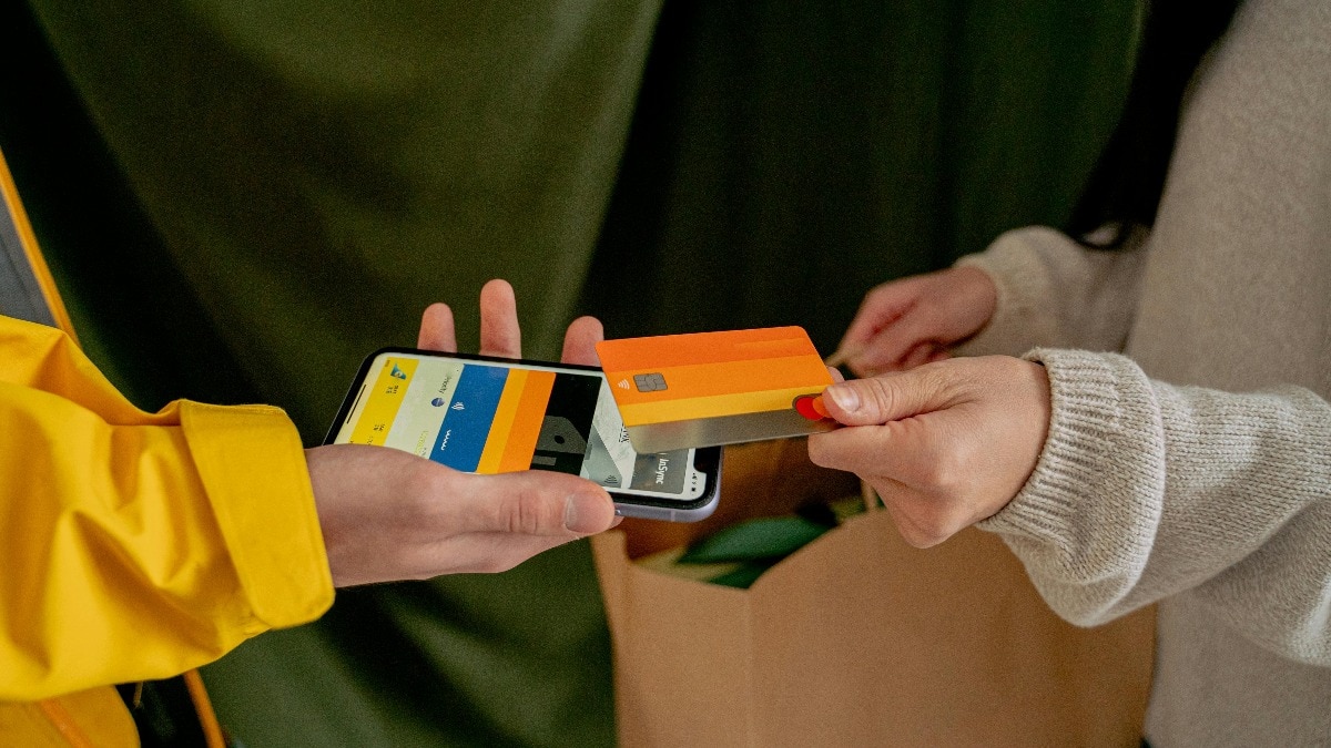 सफर में कैश और डिजिटल पेमेंट का बैलेंस है बेहद जरूरी (Photo: Pexels)