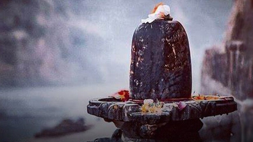 शिवलिंग पर कुछ खास चीजों को चढ़ाना वर्जित माना गया है.