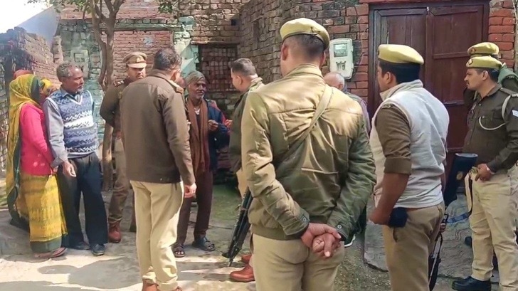Police present at spot after murder of sister in Agra (Photo- ITG)