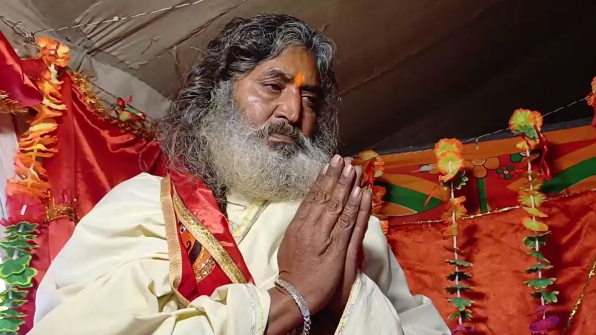 प्रयागराज मेले में पहुंचे बाबा 42 साल से मौन हैं. (Photo: Screengrab)