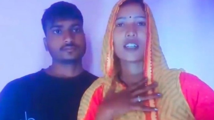 Auraiya girl was seen with her boyfriend in viral video (Photo- Screengrab)