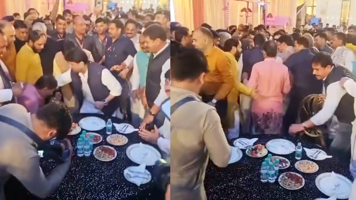 शिवपुरी की एक शादी में ड्राई फ्रूट्स पर टूटे नेता.(Photo:Screengrab)