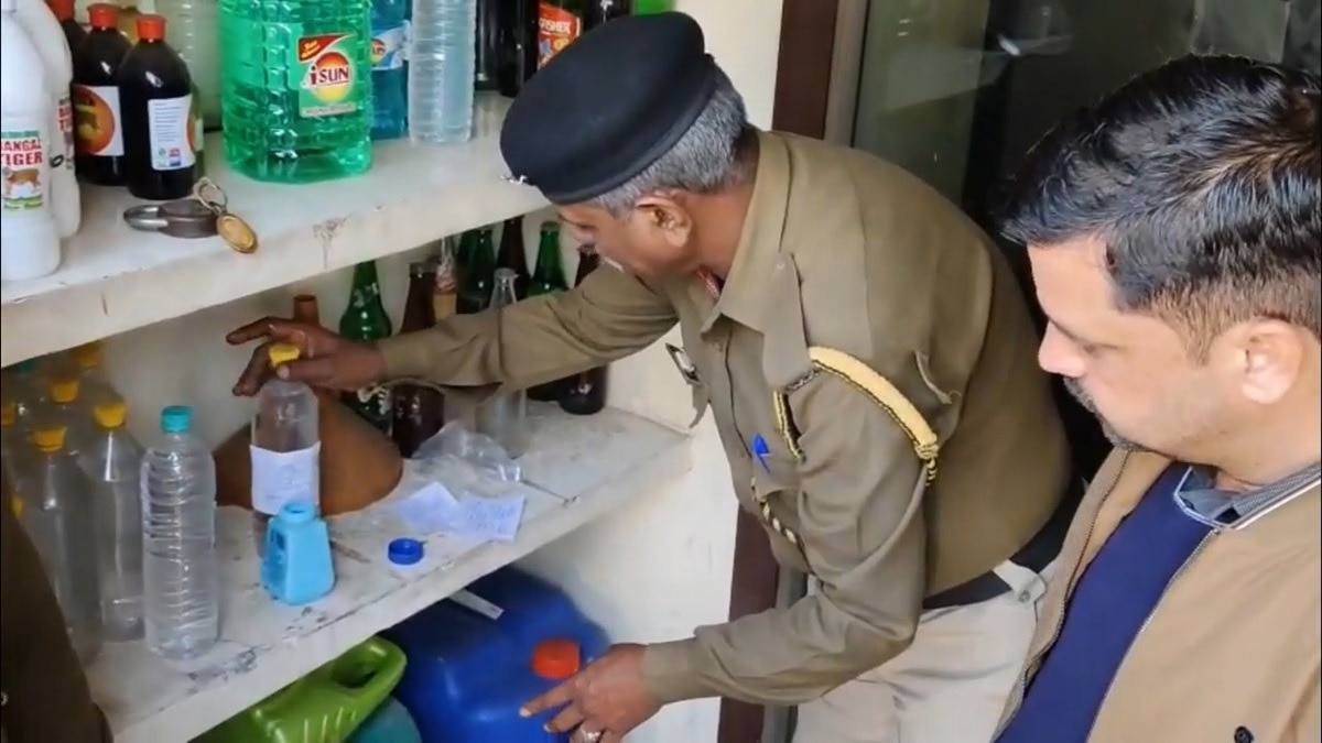 शादी वाले घर से शराब समझकर उठा लाए बोतलें, पीते ही 4 लोगों की मौत (Photo: itg)