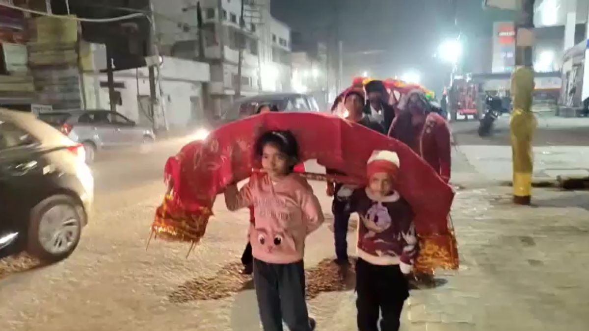 कांवड़ लेकर प्रार्थना करने निकली बच्ची. (Photo: Screengrab)