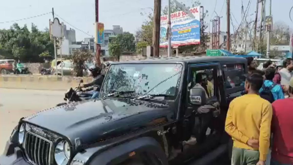 कार सवार युवकों ने वाहनों को मारी टक्कर. (Photo: Screengrab)