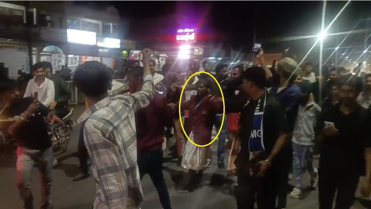 मानसिक बीमार महिला को बच्चा चोर समझकर घेरा.(Photo: Pramod Carpenter/ITG)