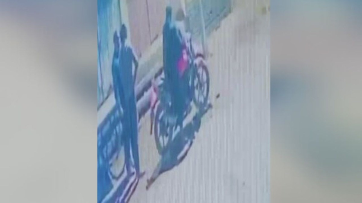 CCTV में कैद हुए लुटेरे (Photo: Screengrab)