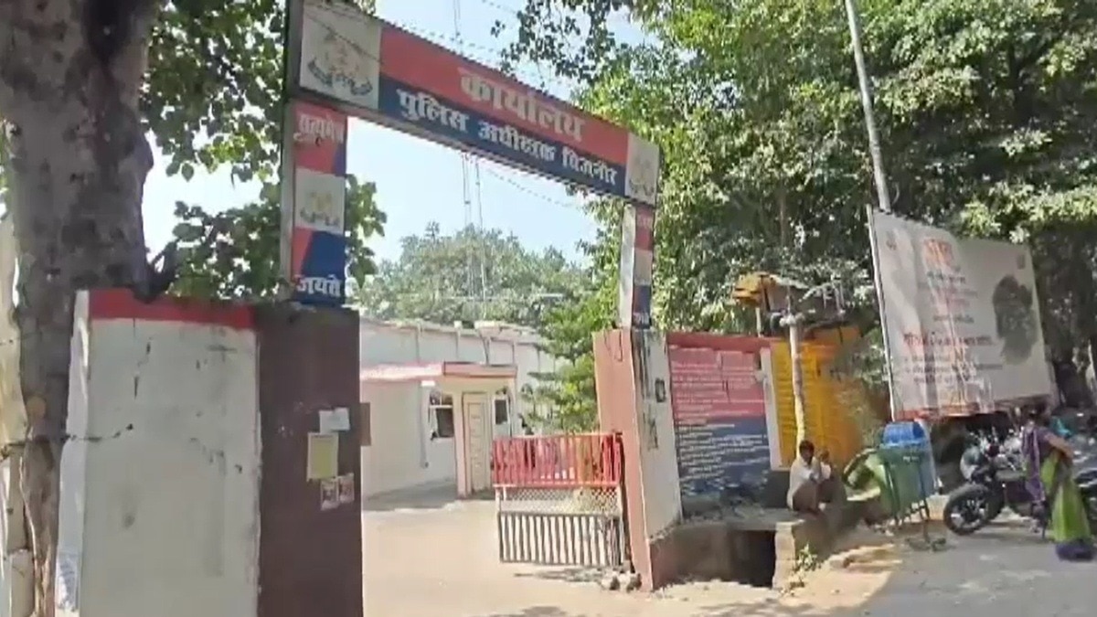 पेट्रोल पंप के मालिक के बेटे को कांवड़ियों ने पीटा.  (Photo: Screengrab)